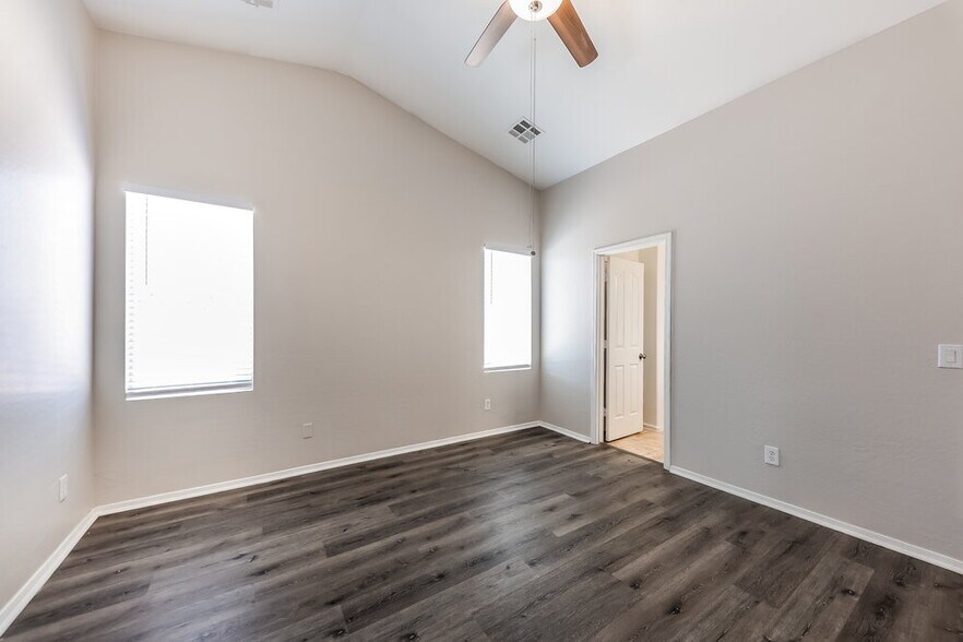 Building Photo - 1018 S 166th Dr