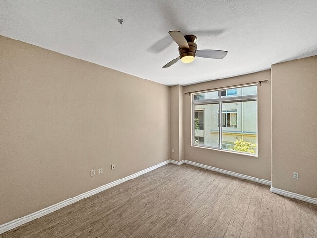 Building Photo - Stunning 2BD/2BA Condo in La Jolla W/ W/D,...