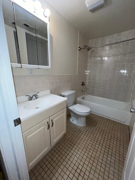 Building Photo - 1800 S 8th St