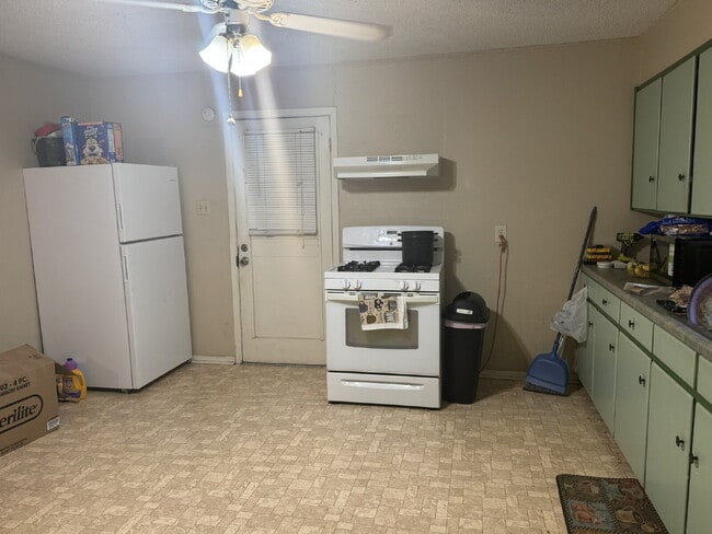 Building Photo - Cozy 2 Bed, 1 Bath Home
