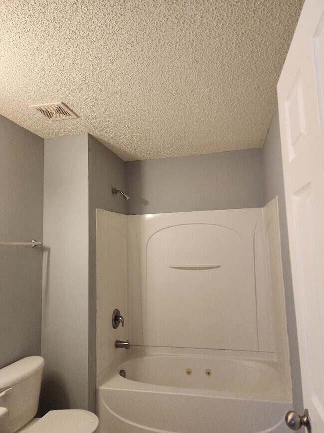 Building Photo - 221 Shenandoah Dr