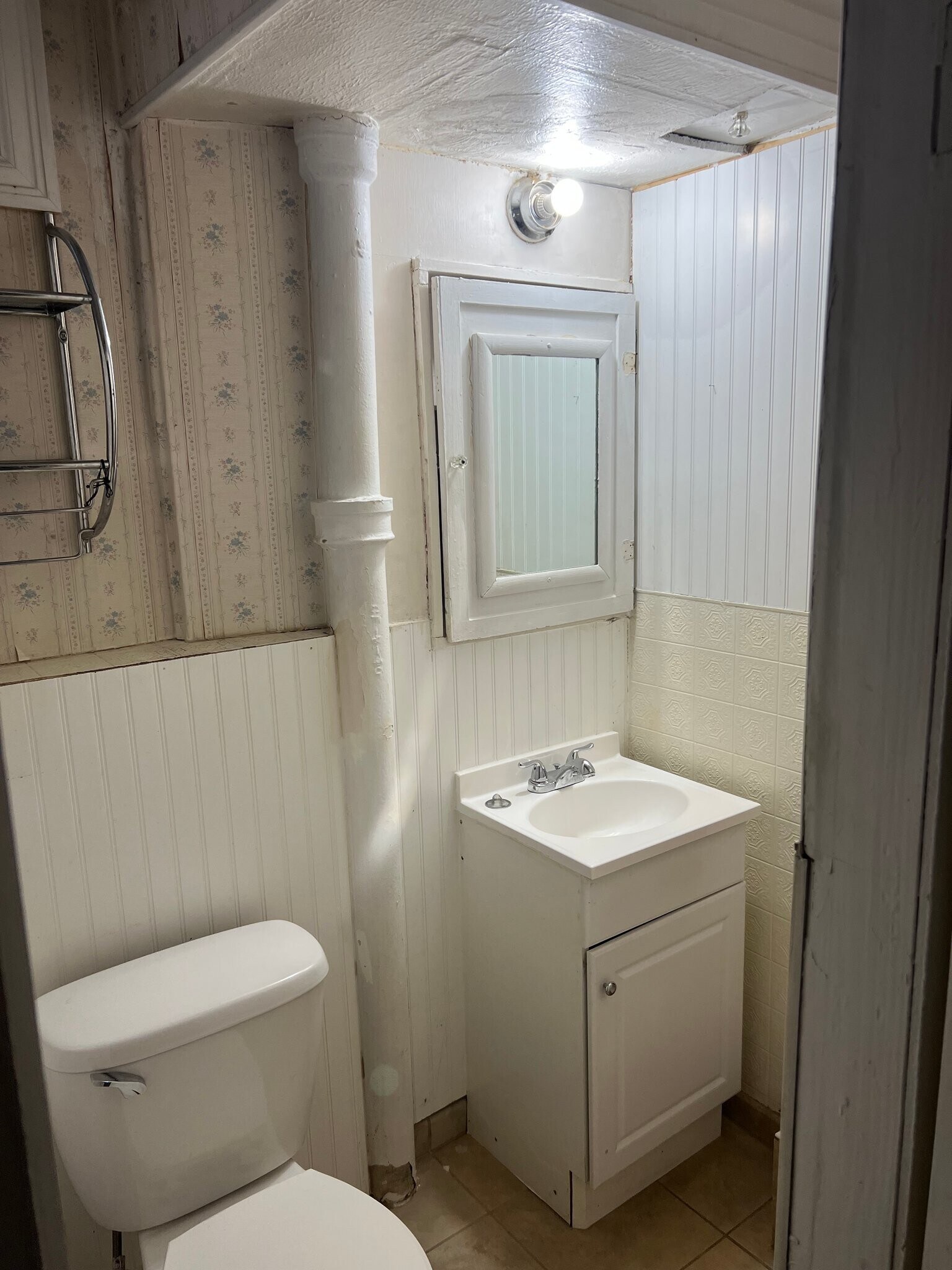 Building Photo - 1512 E Kiowa St