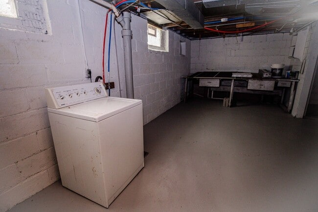 Building Photo - Very Spacious Four Bedroom Home For Rent!