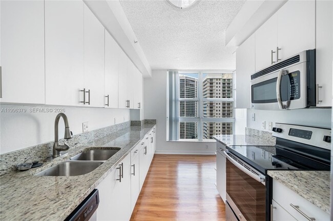 Building Photo - 1111 Brickell Bay Dr