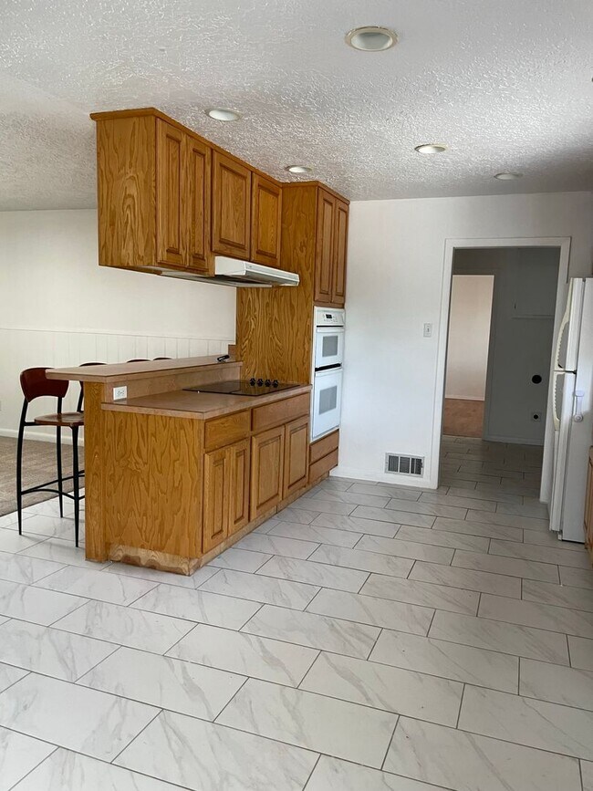 Building Photo - Open floorplan/Huge yard/Lots of Storage/Fireplace