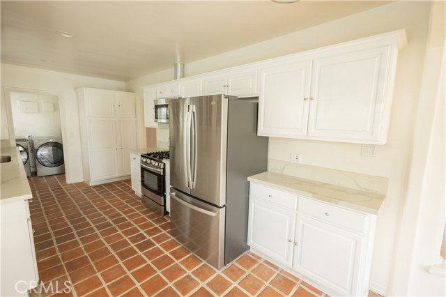 Building Photo - 446 S La Peer Dr