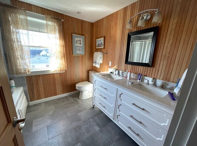 Building Photo - 43 Oceanside Dr