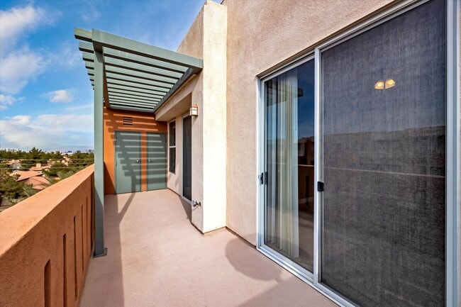 Building Photo - Sought after Park Avenue Condominiums/Top Floor Three Bedroom