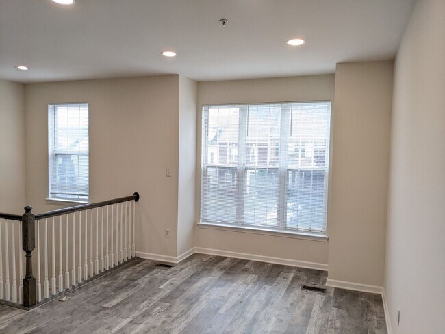 Building Photo - Completely Renovated Townhouse in establis...