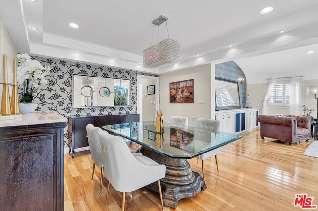 Building Photo - 326 N Doheny Dr