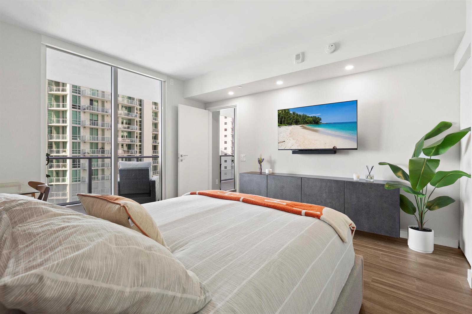 Building Photo - 1300 Brickell Ave