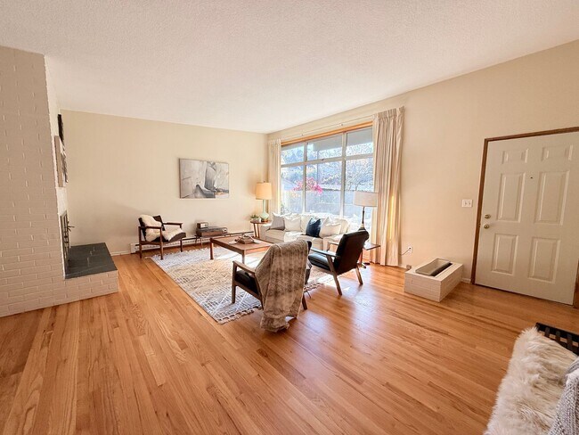 Building Photo - Charming 2 Bedroom Condo in SW Portland!