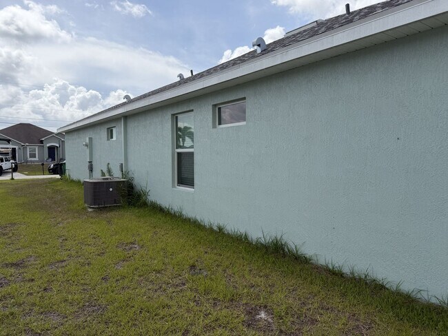 Building Photo - 4634 SW Athena Dr