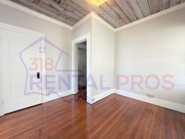 Building Photo - Recently Updated 3 Bedroom House