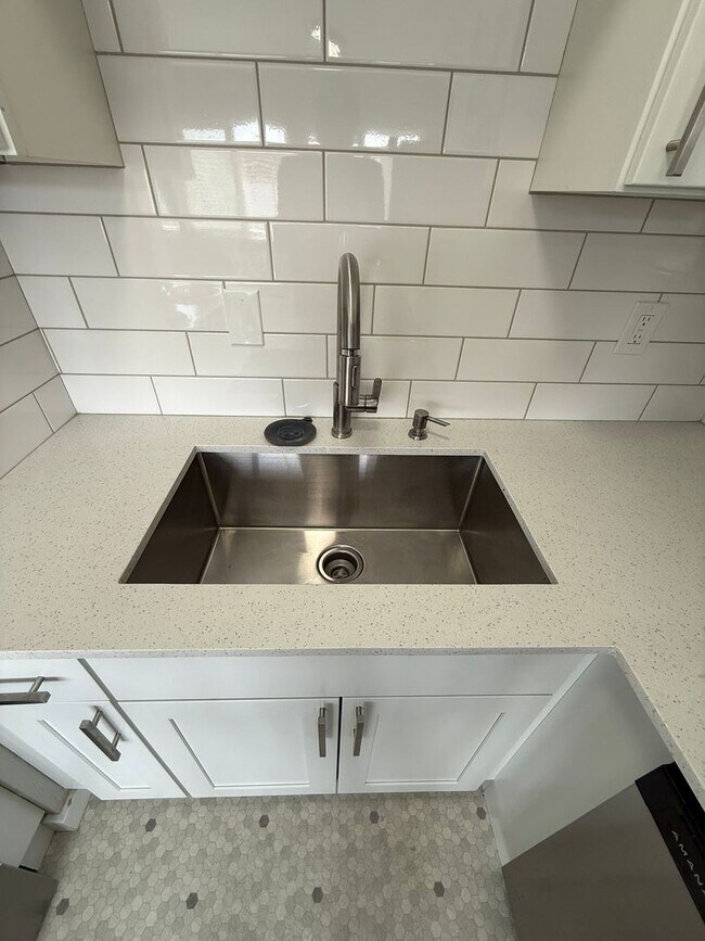 Building Photo - 3-Bedroom North Green Lake Townhouse-Style...