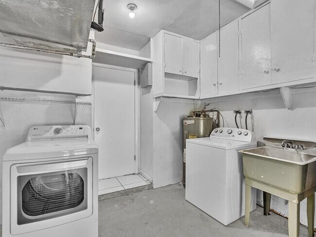 Building Photo - 899 NW 6th Dr