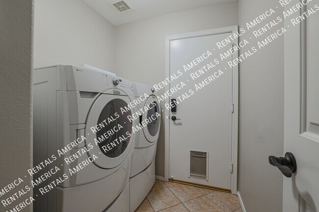 Building Photo - 703 W Canary Way