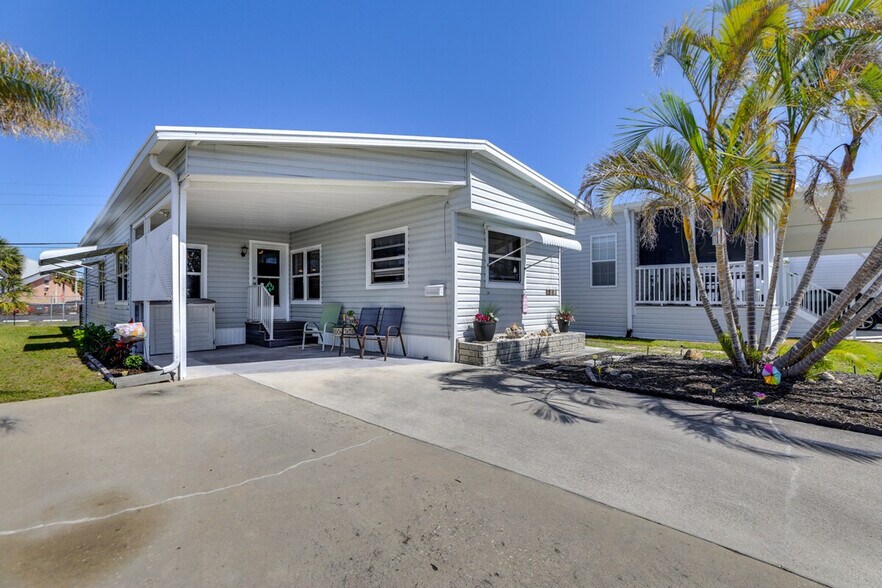 Building Photo - 670 N Green Cir