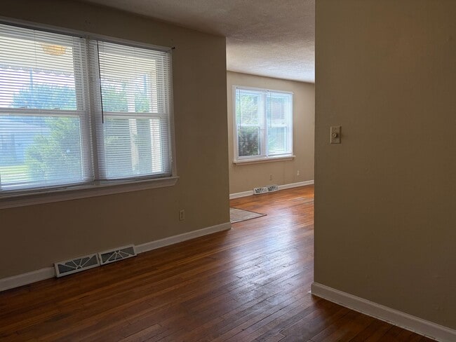 Building Photo - Cute 3 bedroom on McGregor!