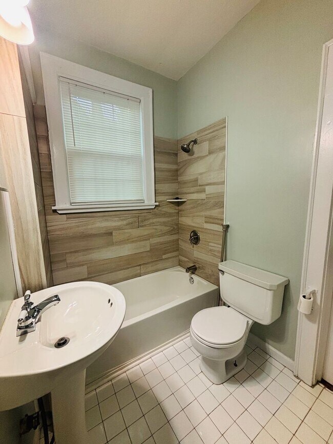 Building Photo - MOVE-IN READY & AVAILABLE NOW!