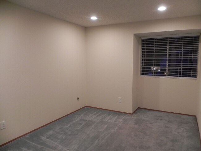 Building Photo - 4 Bed/2.5 Bath Spacious Two Story Home at ...