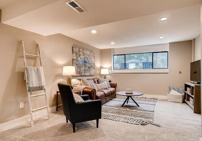Building Photo - Beautifully Updated Edmonds Home with Spacious Fenced Backyard