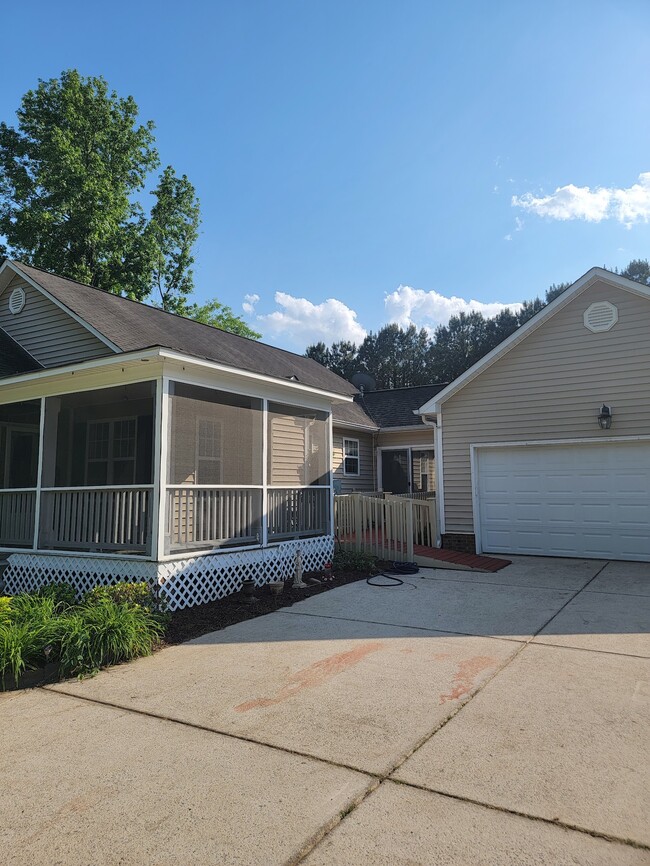 Building Photo - 200 Webfoot Dr