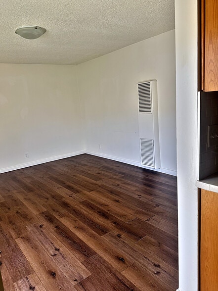 Building Photo - 407 Violet Ave