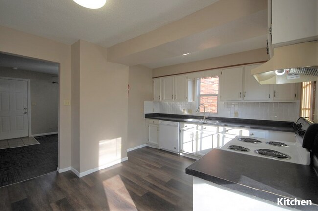 Building Photo - 520 W 5th St