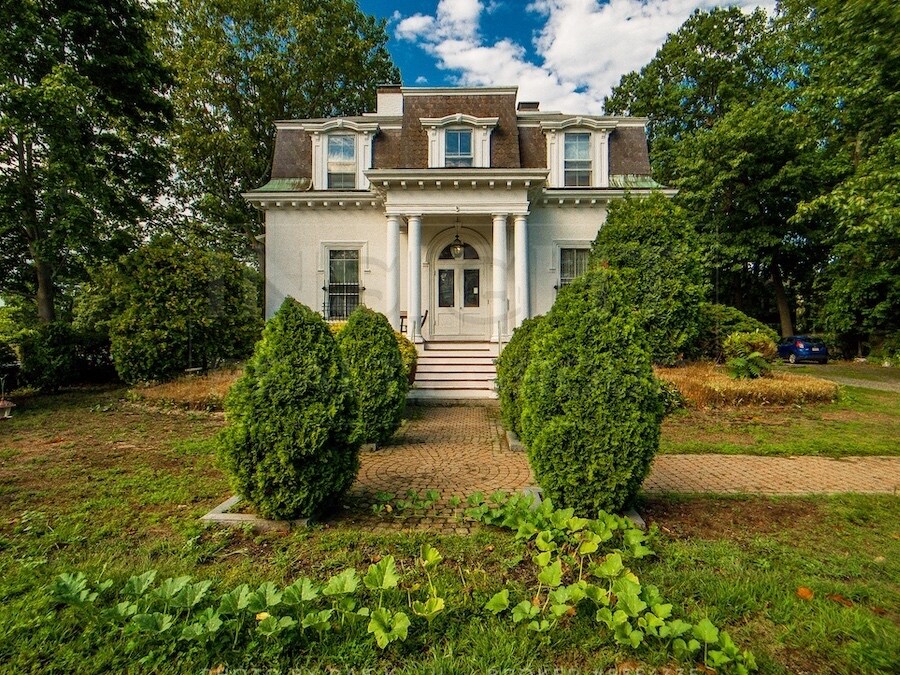 Building Photo - 61 Pond St