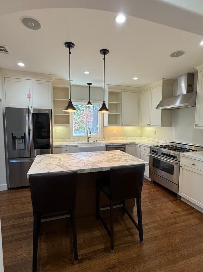 Building Photo - Redwood City Hillside Retreat – 4BR, 3BA w...