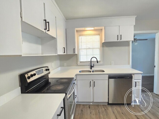 Building Photo - WINTER MOVE-IN SPECIAL: 50% OFF 1st FULL MONTH OF RENT** (**see description for details)