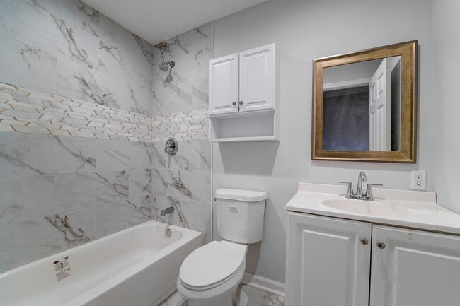 Building Photo - Beautifully Updated Townhome in Prime Loca...