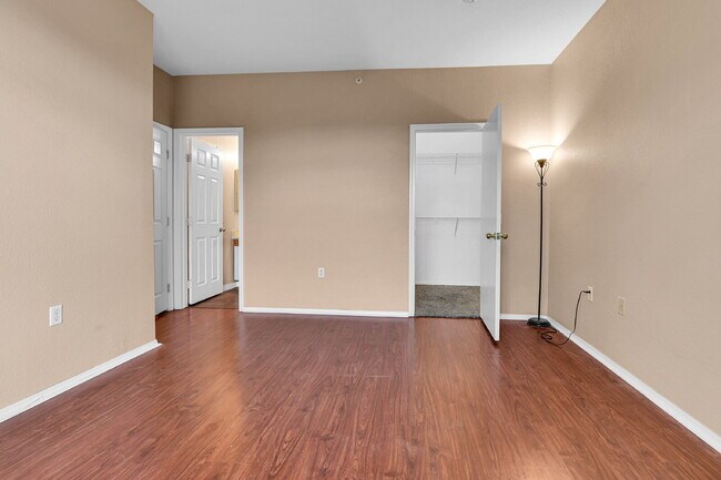 Building Photo - $2,195.00, 2 bed, 1 .5 bath located in Aur...