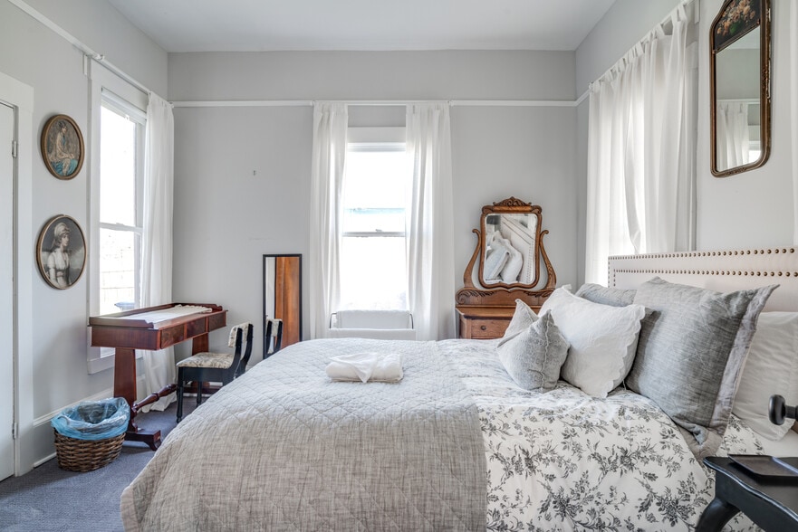 Building Photo - 1433 Desoto Ave SW