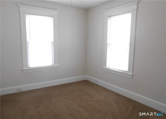 Building Photo - 166 Booth St