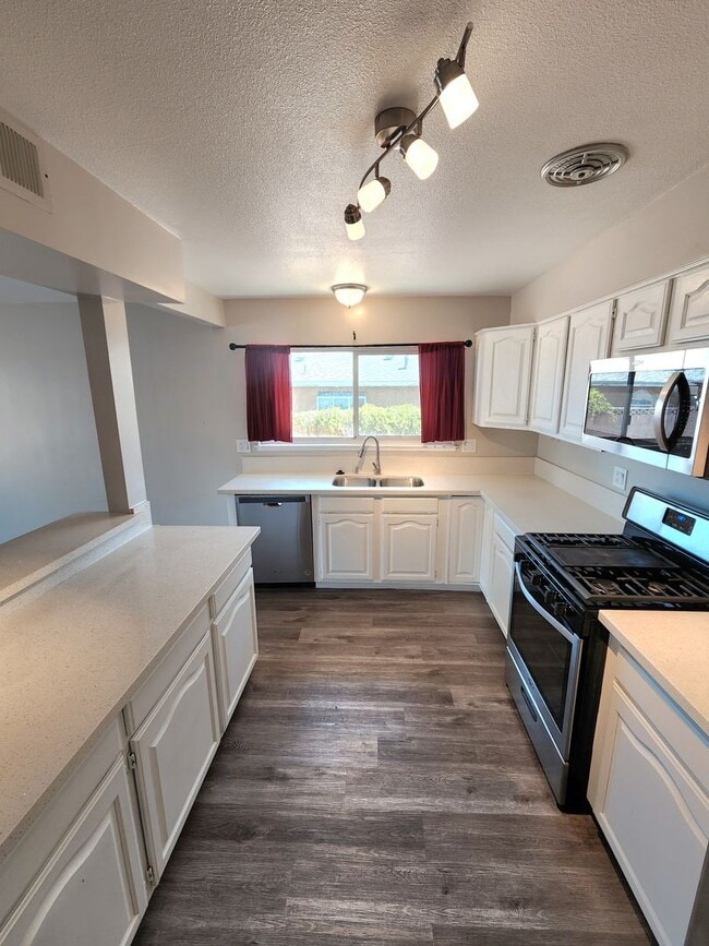 Building Photo - 4 Bedroom Two-Story Home with Downstairs Primary Bedroom & Fireplace