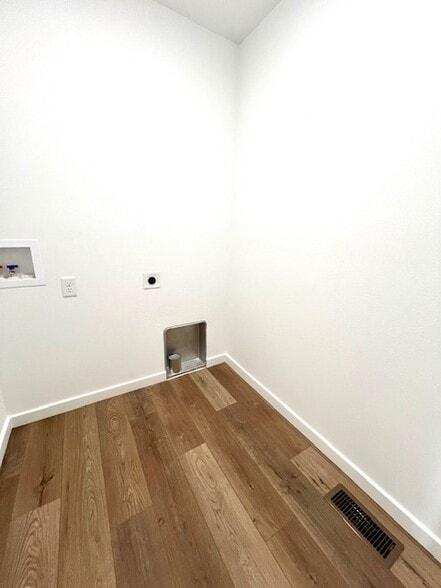 Utility Room w/ Washer-Dryer Hook-Up - 478 Lennox Blvd