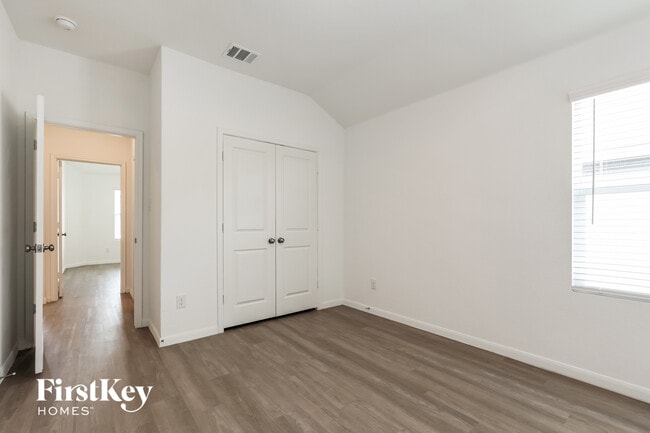 Building Photo - 10719 Vinateros Dr