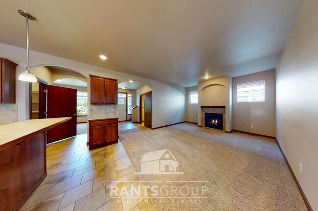 Building Photo - Beautiful Home In Puyallup! Easy JBLM Comm...
