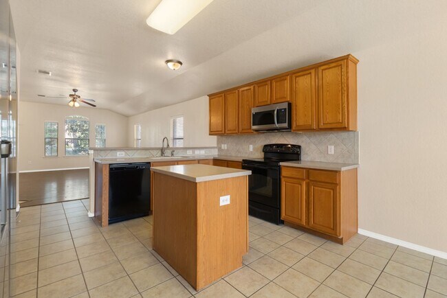 Building Photo - Charming Home Awaits: Spacious & Modern Li...