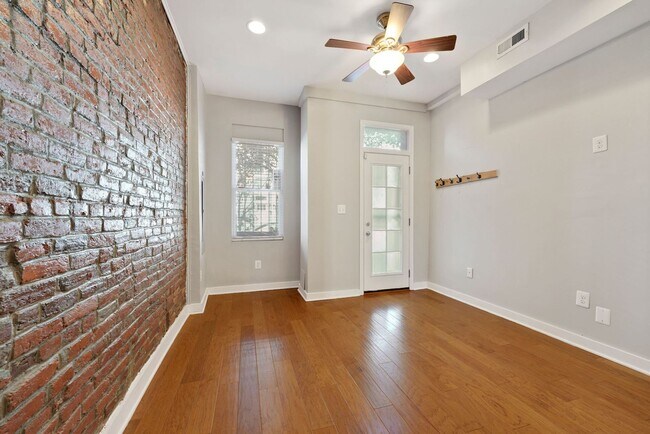 Building Photo - 1/2 off 1 month’s rent for a lease start b...
