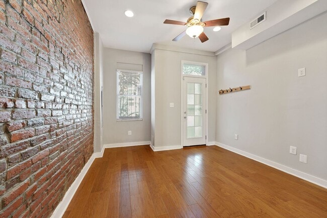 Building Photo - 2 Bedroom 1 Bathroom Townhouse // H-Street...