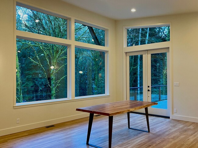 Building Photo - Absolutley stunning custom home in desirab...