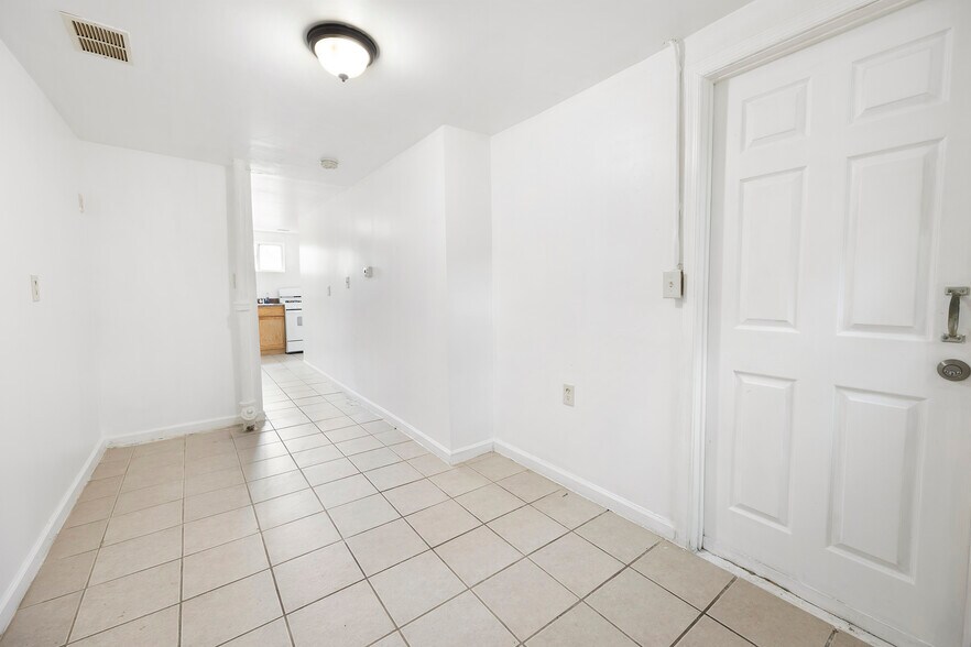 Building Photo - 3816 W Bay Ave
