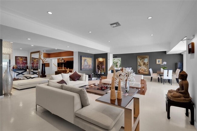Building Photo - 1111 N Venetian Dr