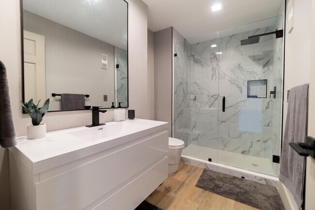 Building Photo - 11829 Pebblewood Dr