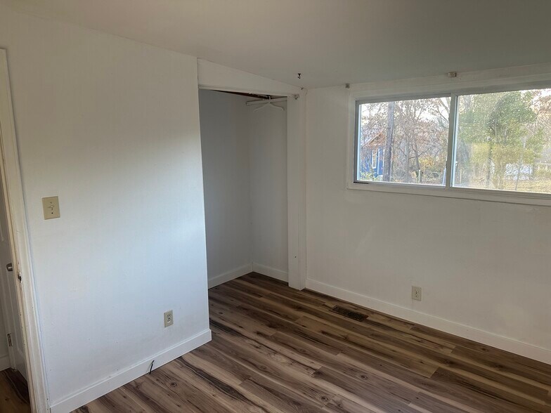 Building Photo - 404 Riverview Dr