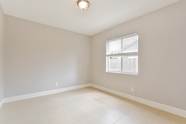 Building Photo - 8431 Alveron Ave