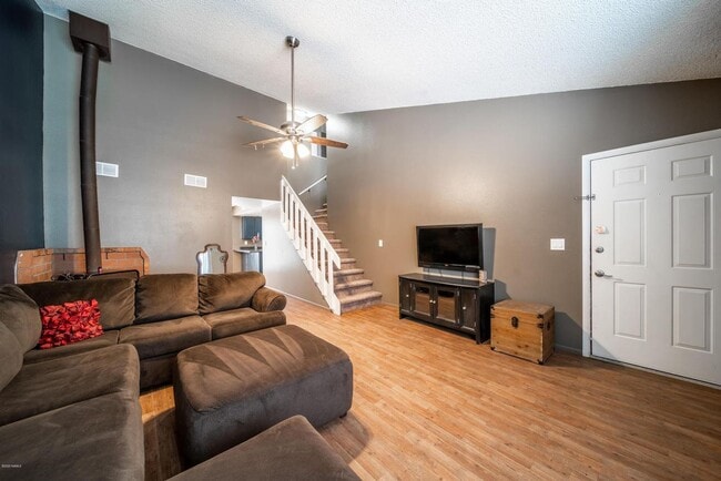Building Photo - 3 Bed/ 2.5 Bath Greenlaw Townhouse w/2 Car Garage! - Mountain Views! - Students & Pets OK! Avail....